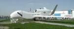 ILA RQ-4A Global Hawk der Firma Northrop Grumman. Ein autonomer Aufkl�rer f�r H�hen bis 20km und einer Reichweite (Flugzeit) bis zu 40 Stunden. Ein Global Hawk flog erfolgreich autonom aus den USA nach Norddeutschland. Sp�ter absolvierte er mehre Testfl�ge �ber der Nordsee. Foto: ILA 2002   