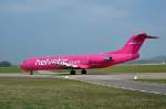 100 Helvetic Airways, HB-JVE, Fokker 100. Noch ist die Maschine magentafarben, aber bald wird sie in einem unauff�lligen weiss erscheinen, mit rotem Leitwerk und dem schweizer Kreuz. 5.4.2007