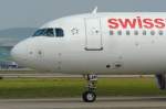 A320 Swiss International Air Lines, HB-IJP, Airbus A320-214. Auf dem Weg zur Startbahn 10, hat der Pilot auch Zeit die Spotter freundlich zu gr�ssen. Wir gr�ssen dankend zur�ck. 5.4.2007