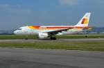A319 Iberia, EC-JAZ, Airbus A319. Bei starkem Ostwind starten die Flugzeuge von der Startbahn 10 und kommen so sehr dicht am Zaun vorbei. Gut f�r alle Spotter, die so zu guten Bildern kommen, ohne ein grosses Teleobjektiv benutzen zu m�ssen. 5.4.2007