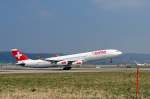 A340 Swiss International Air Lines, HB-JMA, Airbus A340-313X. Die vierstrahlige Maschine hat etwas M�he, um in die Luft zu kommen. Der zweistrahlige 'Bruder' hat da bedeutend weniger Probleme beim Start. 5.4.2007 