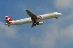 A321 Swiss International Air Lines, HB-IOK, Airbus A321-111. Die kleineren Airbusse gewinnen nat�rlich schneller an H�he, als die Langstrecken-Airbusse. 5.4.2007 