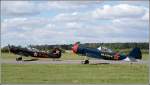 uelzen-edvu Diese beiden Yak 50 mit den Kennzeichen D-EIWJ und RA-3216K bereiten sich auf den Start zu einem Formationskunstflug vor. Aufgenommen w�hrend des Flugtages am 17.05.2007 am Flugplatz Uelzen.