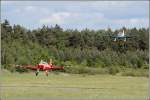 uelzen-edvu D-ECAH, ein Klemm 107 B (rote Maschine) und D-EKEK, eine Klemm 107 C, setzen nach ihrem Formationsflug �ber dem Flugplatz Uelzen anl�sslich des Flugtages am 17.05.2007 zur Landung an.