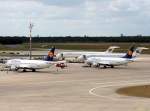 Lufthansa B 737-330 D-ABEH und D-ABES zusammnen mit Bulgarian Air ...