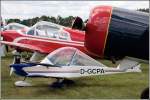 uelzen-edvu Die Cri Cri MC 15 mit dem Kennzeichen D-GCPA h�lt man fast f�r einen Modellflieger. Es ist jedoch das kleinste zweimotorige Flugzeug der Welt. Hier ist sie am 17.05.2007 auf dem Flugplatz Uelzen zu sehen.