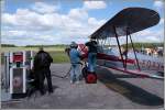 uelzen-edvu Auch ein Flugzeug braucht mal Nachschub. Tanken ist angesagt bei der D-EQAX, einer Focke Wulf FW-44 J, am 17.05.2007 w�hrend des Flugtages auf dem Flugplatz Uelzen.