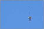 Sonstiges Nach dem Ausklinken f�llt das Schleppseil, gebremst durch einen kleinen Fallschirm, vom Segelflugzeug zur Erde zur�ck.