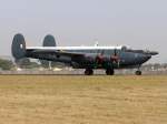 shackleton Das letzte noch fliegende Exemplar der „Shackleton“ ist auch in Kapstadt vorzufinden. Leider hat diese Maschine nur knapp 100 Flug Stunden �brig und dann geht auch diese Epoche zu Ende. Der „Lancaster“ Bomber galt als Vorg�nger f�r die „Shackleton“. Mit ihren 4 Rolls Royce Merlin Motoren wurde das Flugzeug schon aus weiter Ferne „erkannt“. Aufgenommen am 23. September 2006 bei der Luftschau in Kapstadt.
