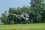 269C D-HOBS. Hughes-Schweizer H 269 C im Landeanflug w�hrend der Oldtimer Tage (Kfz) in Paaren/Glien, Brandenburg. Foto: 26.5.2007 