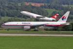 777 Malaysia Airlines, Boeing 777-2H6(ER), 9M-MRO beim line-up auf Rwy 16, im Hintergrund startet der Swiss Airbus A330, HB-IQK
