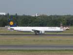 Airbus A321-100 der Lufthansa bei der Landung auf der Runway ...