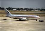 767 American Airlines, Boeing 767-223/ER. Nach der Wiedervereinigung im Jahr 1990 kamen viele amerikanische Gesellschaften nach Berlin. Tegel 90er Jahre.