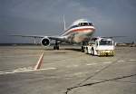 767 America Airlines, Boeing 767-223/ER. Der LuxuryLiner beim push back auf dem Vorfeld. Tegel 90er Jahre.
