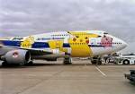 747 All Nippon Airways, JA8962, Boeing 747-481. Der Pokemon-Jumbo hat sich nicht verirrt, sondern er holte die Berliner Philharmoniker zu einer Gastspielreise in Japan ab. Tegel 90er Jahre.