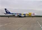 747 All Nippon Airways, JA8962, Boeing 747-481. Der Pokemon-Jumbo rollt lansam zur Startbahn 26R. An Bord nur die Berliner Philharmoniker. Tegel 90er Jahre.