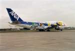 747 All Nippon Airways, JA8962, Boeing 747-481. Ob die Berliner Philharmoniker an Bord schon an ihre Konzerte in Japan denken ? Oder eher an die lustigen Pokemonfiguren auf ihrem Jumbo ? Tegel 90er Jahre.