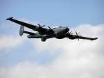 shackleton Das letzte noch fliegende Exemplar der „Shackleton“ ist auch in Kapstadt vorzufinden. Leider hat diese Maschine nur knapp 100  Flug Stunden �brig und dann geht auch diese Epoche zu Ende. Der „Lancaster“ Bomber galt als Vorg�nger f�r die „Shackleton“. Mit ihren 4 Rolls Royce Merlin Motoren wurde das Flugzeug schon aus weiter Ferne „erkannt“. Aufgenommen am 23. September 2006 bei der Luftschau in Kapstadt.