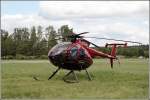 uelzen-edvu D-HCHS, ein MDH-Hughes 369 E, wartet am 17.05.2007 w�hrend des Flugtages auf dem Flugplatz Uelzen auf Rundflugg�ste.