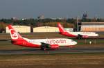 berlin-tegel-txl Air Berlin B 737-7Q8 D-ABBW beim Start und Air Berlin B 737-75B D-AGEU nach der Landung in Berlin-Tegel am 31.10.2009