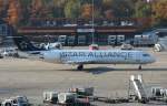 berlin-tegel-txl Contact Air Fokker 100 D-AGPH auf dem Weg zum Start in Berlin-Tegel am 31.10.2009