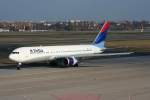 Delta Airlines B 767-3328ER) N172DZ auf dem Weg zum Start ...