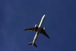 Boeing 777 Emirates am 19.11.2009 �ber Finkenwerder  ...