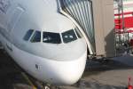 Die Crew des Qatar Airways A 320-232 A7-ADD bei den ...
