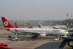 Blick von der Besucherterrasse des Flughafens Berlin-Tegel am 01.11.2009  ...