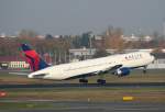 Delta Airlines B 767-332(ER) N174DN beim Start in Berlin-Tegel am ...