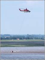 S-76 Die D-HBGR, eine Sikorsky S-76B der Bundesanstalt f�r Geowissenschaften und Rohstoffe, tr�gt an einem ca. 50 m langen Seil eine etwa 10 m lange Sonde zur Erforschung des Erdbodens. Hier ist sie am 19.06.2007 �ber der Weser bei Bremerhaven zu sehen.