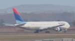 Boeing 767-300 von Delta Airlines beim Taxiing in Stuttgart  ...