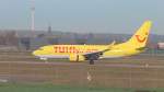 stuttgart-str Boeing 737-700 der TUIfly beim Umkehrschub auf der Bahn 26 in Stuttgart