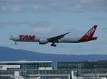 Triple Seven der TAM (Brasilien) beim Landeanflug auf Frankfurt Internat. ...