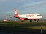 Air Berlin A 320-214 auf dem Weg zum Start am ...