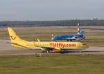 berlin-tegel-txl Tuifly B 737-8K5 D-AHFI zusammen mit der gerade gelandeten KLM Cityhopper Fokker 70 PH-KZH am 21.11.2009 auf dem Flughafen Berlin-Tegel