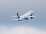 Lufthansa, A321-131, D-AIRK nach dem Start auf dem Hamnurger FLughafen. ...