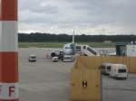 koln-bonn-cgn Leider war am 26.06.2007 die Besucherterasse geschlossen deswegen ist dieses Bild nur aus einem Sylter Feinkostlokal endstanden.
Ein Airbus A319 der Germanwings wartet am Gate auf Passergiere.