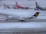 hamburg-ham Lufthansa City Line, Bombardier CRJ200LR, D-ACHK auf dem Hamburger Flughafen. Aufgenommen am 19.12.09.