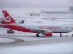 A319 Air Berlin, A319-112, D-ABGO auf dem Hamburger Flughafen. Aufgenommen am 19.12.09.