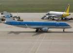 KLM cityhopper, PH-EZB, Embraer ...  Wolfgang Kleuser 23.12.2009
