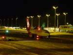 Air Berlin Eine Boeing 737, der Air Berlin, mit Registration D-ABLB, am Flughafen M�nchen bei Nacht.