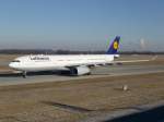 Ein Airbus A330, der Lufthansa, mit Registration D-AIKI, am Flughafen ...