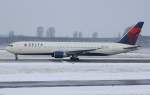 Delta Airlines N184DN (Boeing 767-332/ER) der Delta Air Lines beim Start in DUS nach ATL. 04.01.2010.