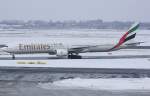 777 A6-EMT (Boeing 777-31H) der Emirates kurz nach der Landung in DUS am 04.01.2010.