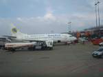 hamburg-ham AeroSvit, B737-3Q8, UR-VVL auf dem Hamburger Flughafen. Aufgenommen am 29.3.09.
