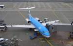 Fokker 70 der KLM cityhopper am Flugsteig in Frankfurt am ...