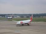 Am 12.07.2007 treffen sich die beiden A 330-200 D-ALPC (hinten) ...