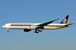 Singapore Airlines mit der brandneuen Boeing 777-312(ER) im Endanflug auf ...