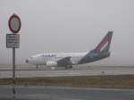 Boeing 737-600 der MALEV in Frankfurt vor dem Start auf ...
